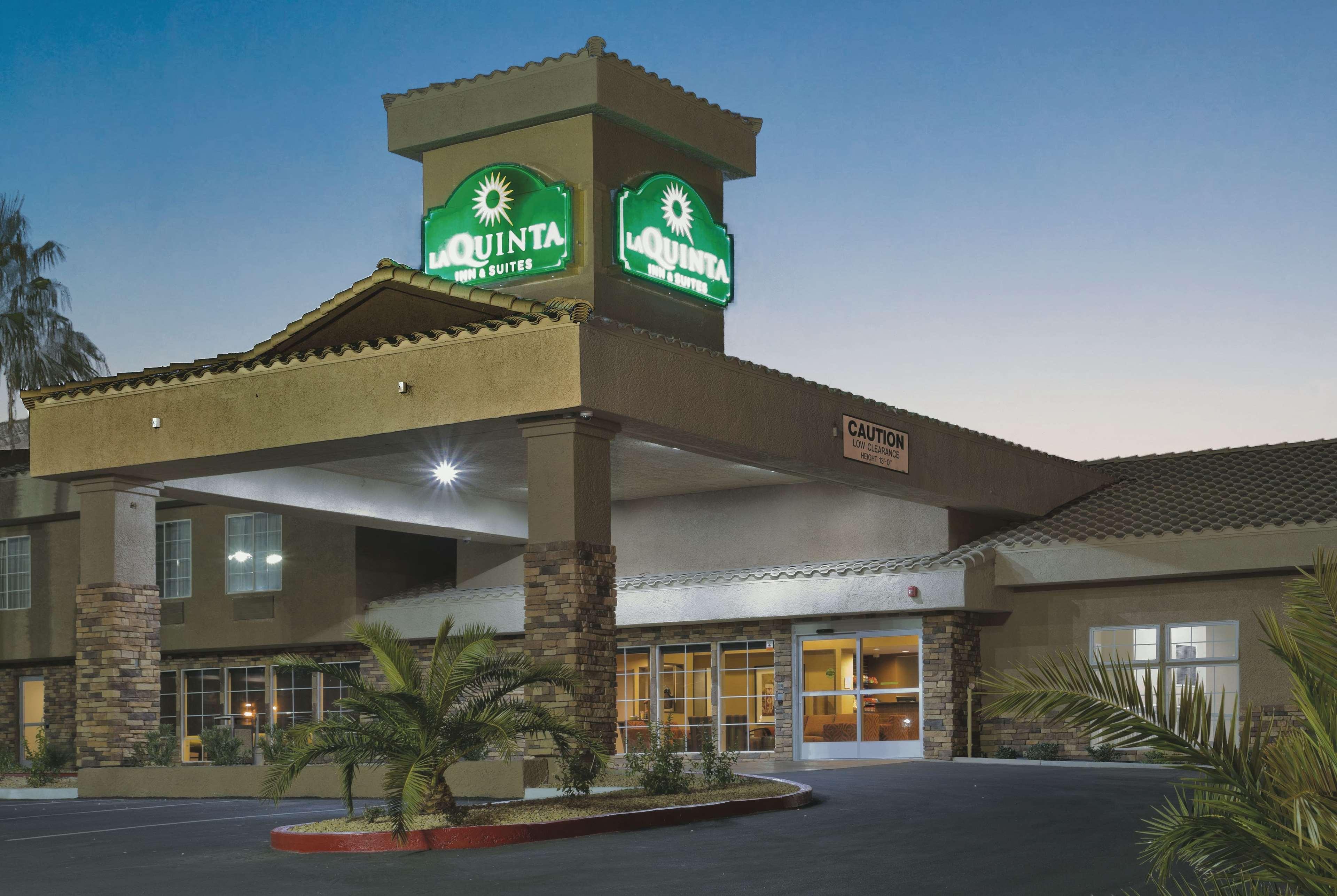 La Quinta Inn & Suites By Wyndham Lv Tropicana Stadium Лас Вегас Екстериор снимка