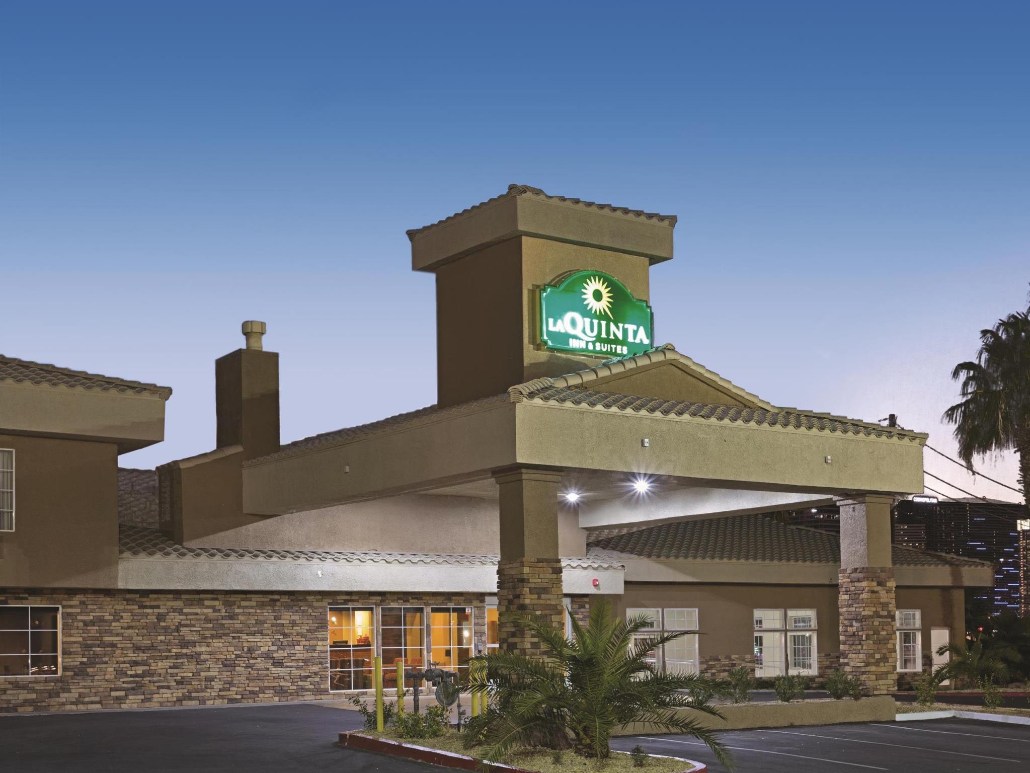 La Quinta Inn & Suites By Wyndham Lv Tropicana Stadium Лас Вегас Екстериор снимка