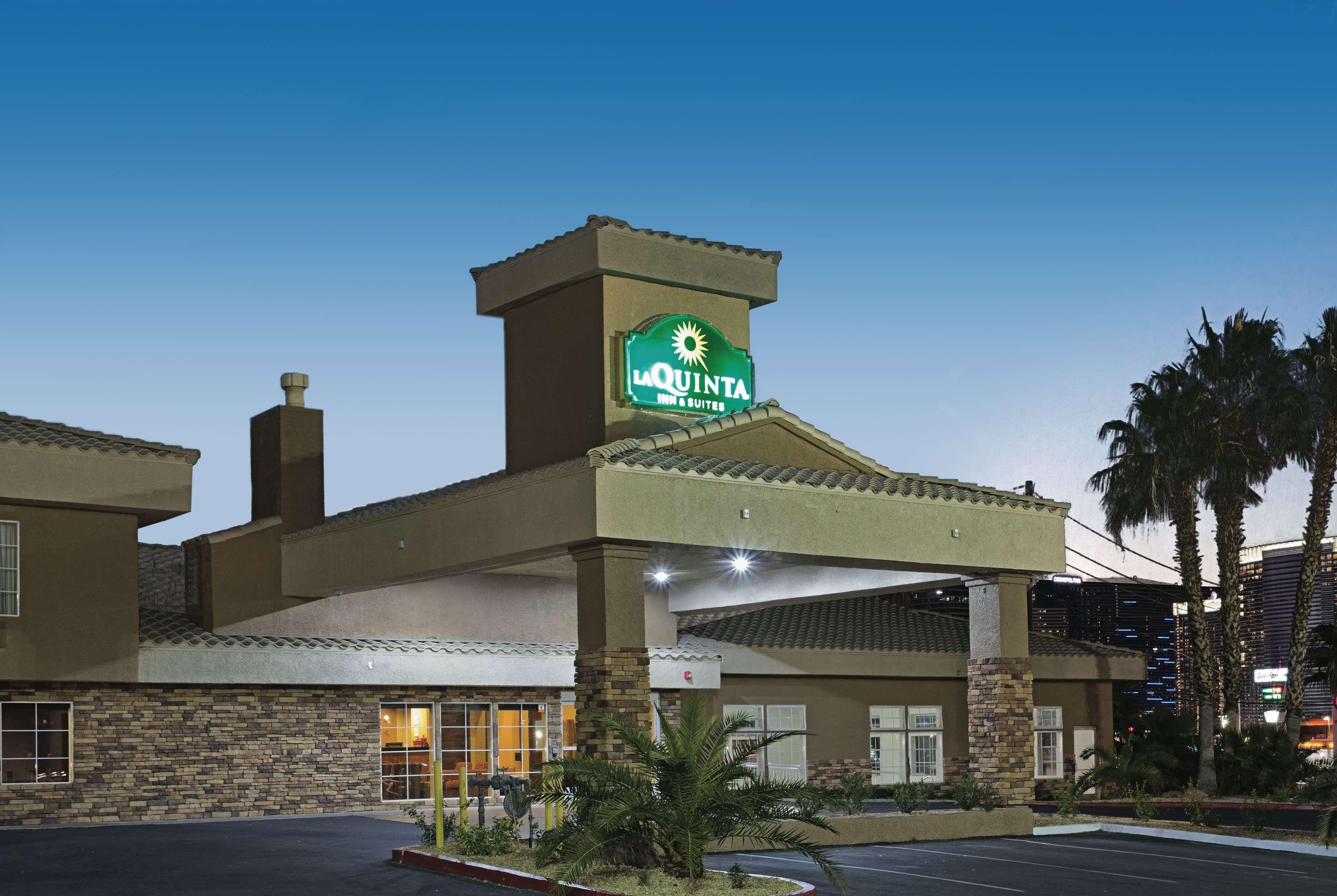 La Quinta Inn & Suites By Wyndham Lv Tropicana Stadium Лас Вегас Екстериор снимка